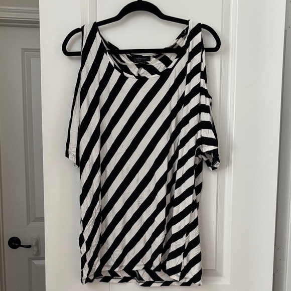 Spense Tops - Spense Diagonal Striped Short Sleeve Top